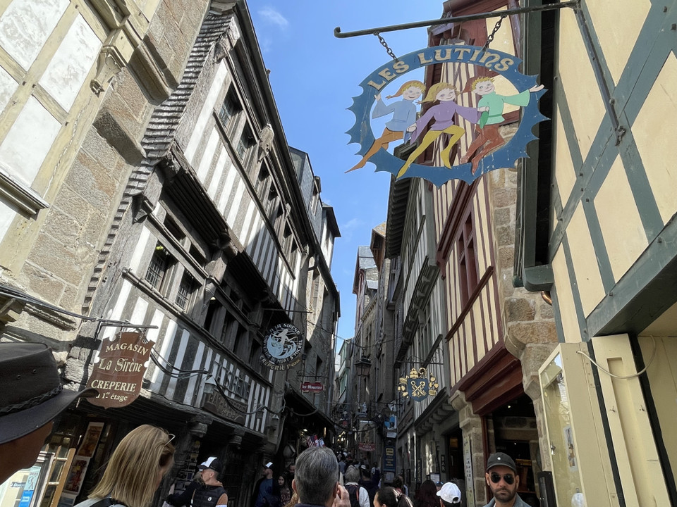 Ðường chính lên tu viện mang tên "Grande Rue" (Phố Lớn) nhưng lại rất nhỏ, hẹp và dốc đứng. Hai bên là những ngôi cổ mang đậm phong cách kiến trúc thế kỷ 15 và 16, được xây sát cạnh nhau tạo thành một xóm nhỏ ấm cúng. (Ảnh: Nguyễn Thu Hà/TTXVN)