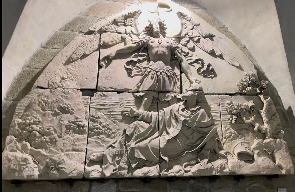 Bức phù điêu trên tường mô tả cảnh thánh Saint-Michel xuất hiện trong giấc mơ của Giám mục Aubert. (Ảnh: Nguyễn Thu Hà/TTXVN)