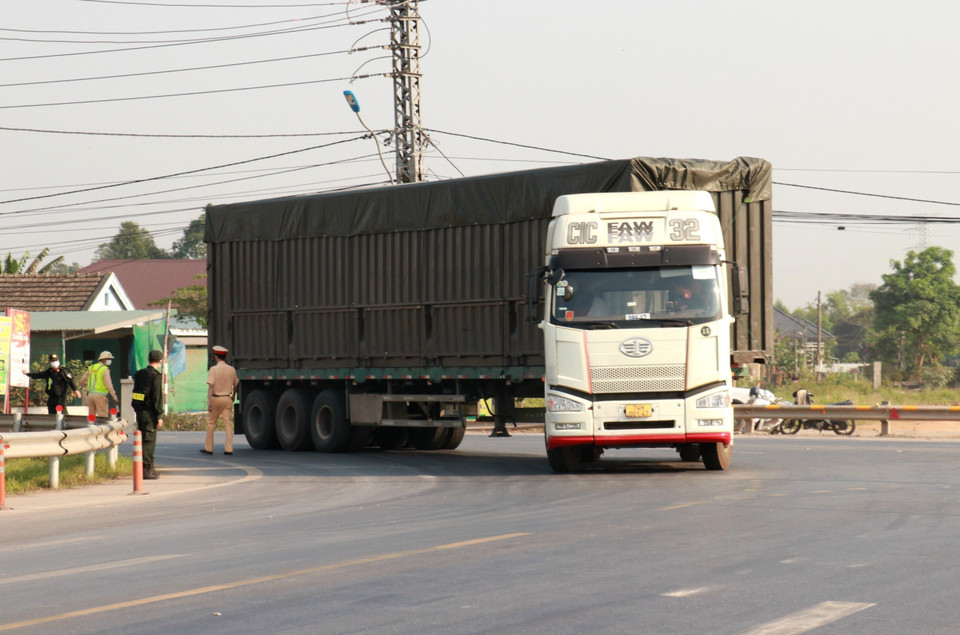 Lực lượng chức năng hướng dẫn một xe bị cấm đi vào cao tốc Cam Lộ-La Sơn đi theo hướng khác tại điểm đầu ở xã Cam Hiếu, huyện Cam Lộ (Quảng Trị). (Ảnh: Nguyên Lý/TTXVN)