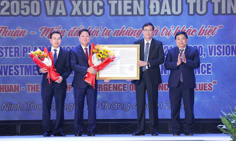 Bộ trưởng Bộ Kế hoạch và Đầu tư Nguyễn Chí Dũng (phải) trao Quyết định phê duyệt quy hoạch cho lãnh đạo tỉnh Ninh Thuận. (Ảnh: Dương Giang/TTXVN)
