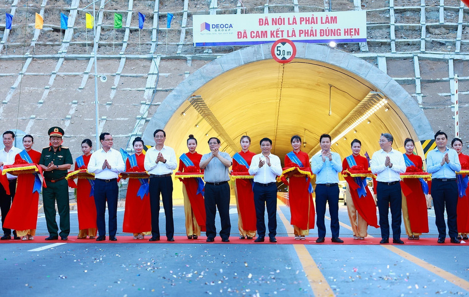 Thủ tướng Phạm Minh Chính và các đại biểu cắt băng khánh thành Dự án cao tốc Cam Lâm-Vĩnh Hảo và Diễn Châu-Bãi Vọt. (Ảnh: Dương Giang/TTXVN)