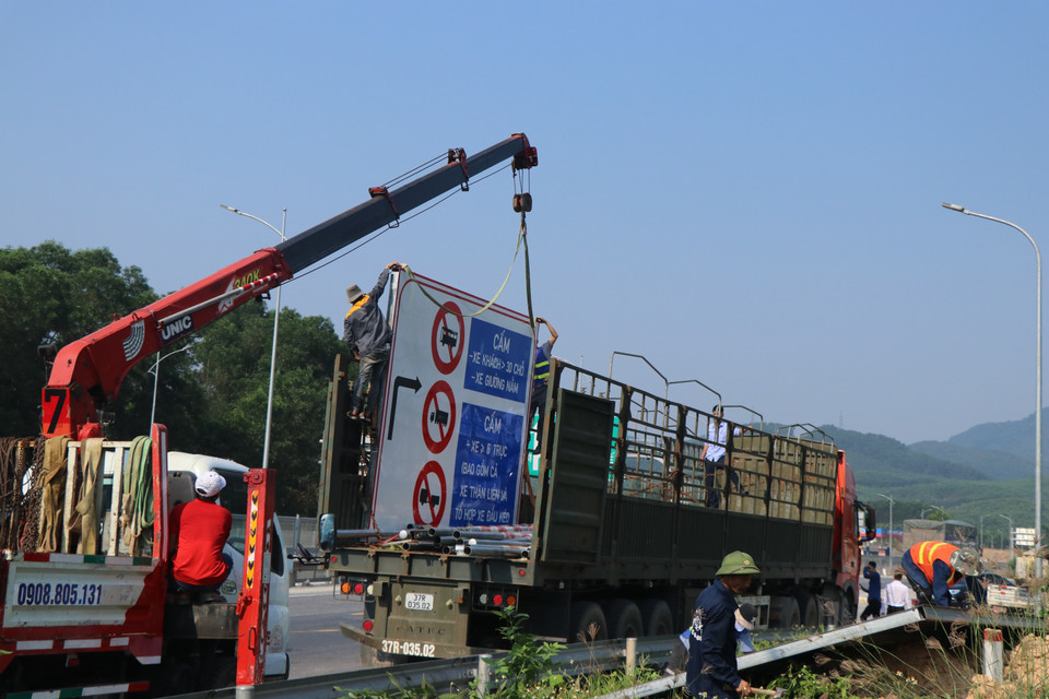 Tổ chức cắm biển báo tại lối vào cao tốc Cam Lộ-La Sơn ở nút giao cầu Tuần. (Ảnh: Tường Vi/TTXVN)
