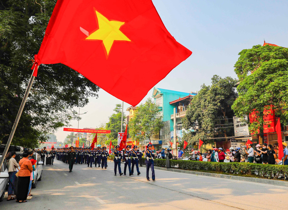 Các khối diễu hành trên đường Võ Nguyên Giáp. (Ảnh: Xuân Tư/TTXVN)
