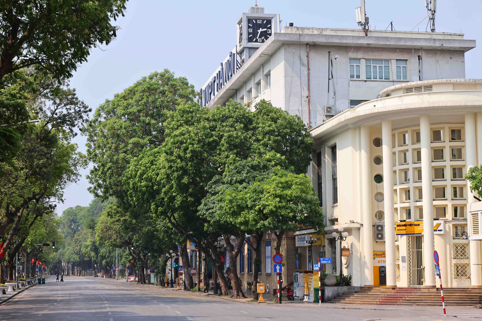 Mặc dù là ngày nghỉ lễ nhưng những con phố đi bộ như Tràng Tiền, Đinh Tiên Hoàng vắng bóng người bởi nắng nóng gay gắt. (Ảnh: Minh Đức/TTXVN)
