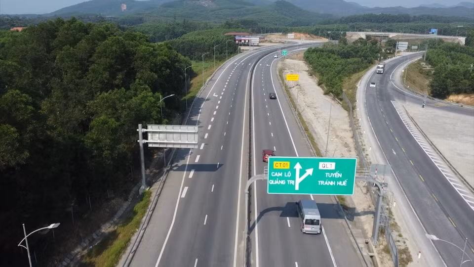 Nhiều phương tiện đã tích cực chấp hành việc phân luồng trên cao tốc. (Ảnh: Nguyên Lý/TTXVN)