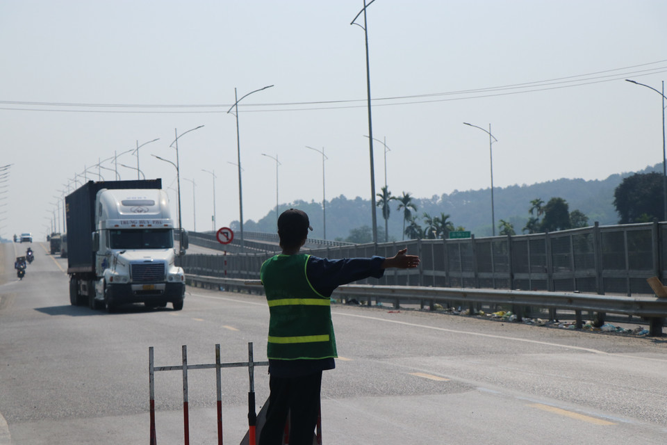 Điều tiết giao thông tại lối vào cao tốc Cam Lộ-La Sơn ở nút giao cầu Tuần. (Ảnh: Nguyên Lý/TTXVN)