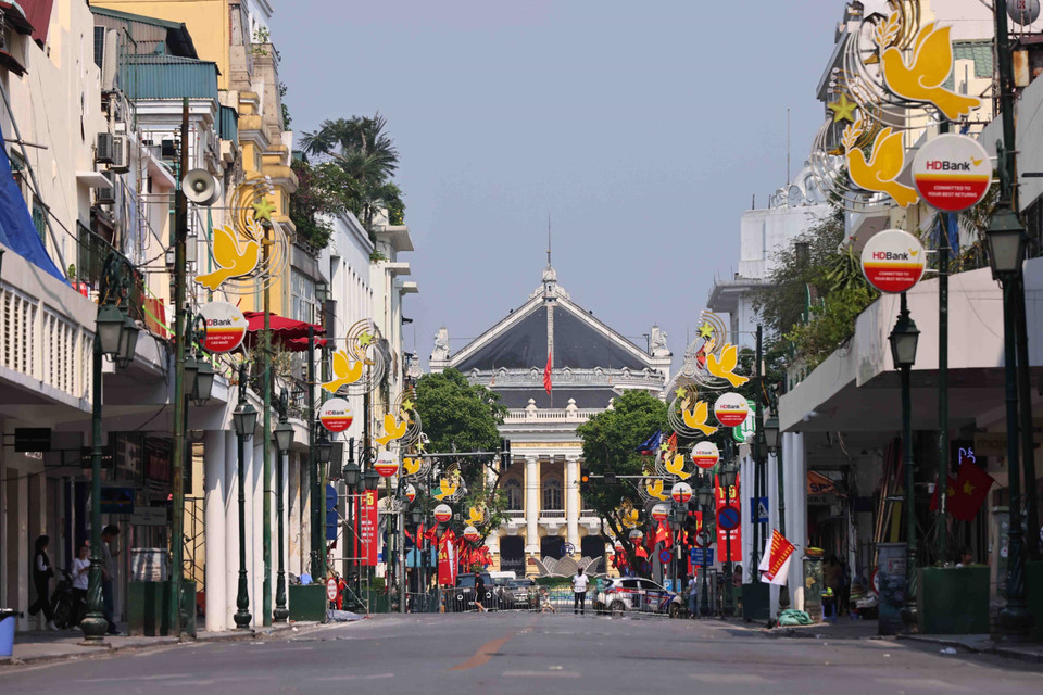 Mặc dù là ngày nghỉ lễ nhưng những con phố đi bộ như Tràng Tiền, Đinh Tiên Hoàng vắng bóng người bởi nắng nóng gay gắt. (Ảnh: Minh Đức/TTXVN)