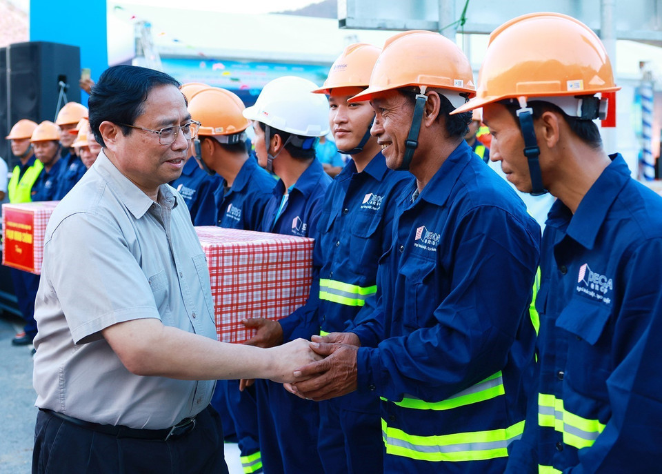 Thủ tướng Phạm Minh Chính với công nhân thi công Dự án cao tốc Cam Lâm-Vĩnh Hảo. (Ảnh: Dương Giang/TTXVN)
