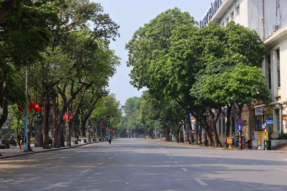 Mặc dù là ngày nghỉ lễ nhưng những con phố đi bộ như Tràng Tiền, Đinh Tiên Hoàng vắng bóng người bởi nắng nóng gay gắt. (Ảnh: Minh Đức/TTXVN)