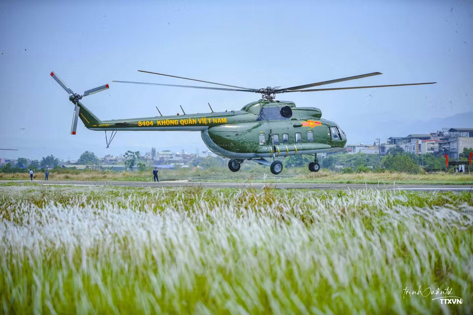 Trực thăng của Không quân Việt Nam hạ cánh tại Sân bay Điện Biên. (Ảnh: Xuân Tư/TTXVN)