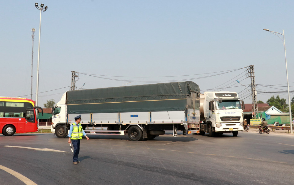 Lực lượng chức năng điều tiết, phân luồng xe đi vào cao tốc Cam Lộ-La Sơn tại điểm đầu ở xã Cam Hiếu, huyện Cam Lộ (Quảng Trị). (Ảnh: Nguyên Lý/TTXVN)