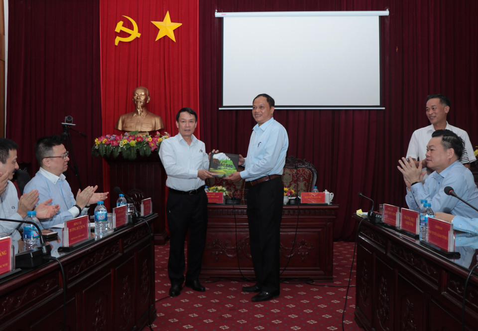 Lãnh đạo tỉnh Bắc Kạn trao tặng sách cho Tổng Giám đốc Thông tấn xã Việt Nam Nguyễn Đức Lợi tại buổi làm việc. (Ảnh: Vũ Hoàng Giang/TTXVN)