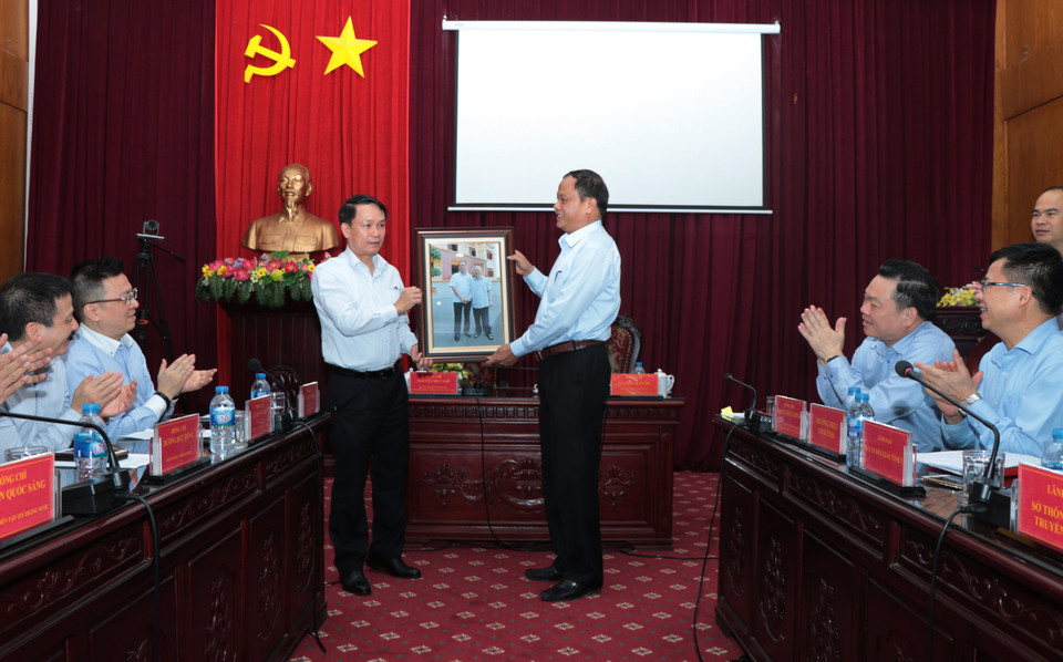 Ông Nguyễn Đức Lợi, Ủy viên Trung ương Đảng, Tổng Giám đốc Thông tấn xã Việt Nam trao tặng bức ảnh cho tỉnh Bắc Kạn. (Ảnh: Vũ Hoàng Giang/TTXVN)