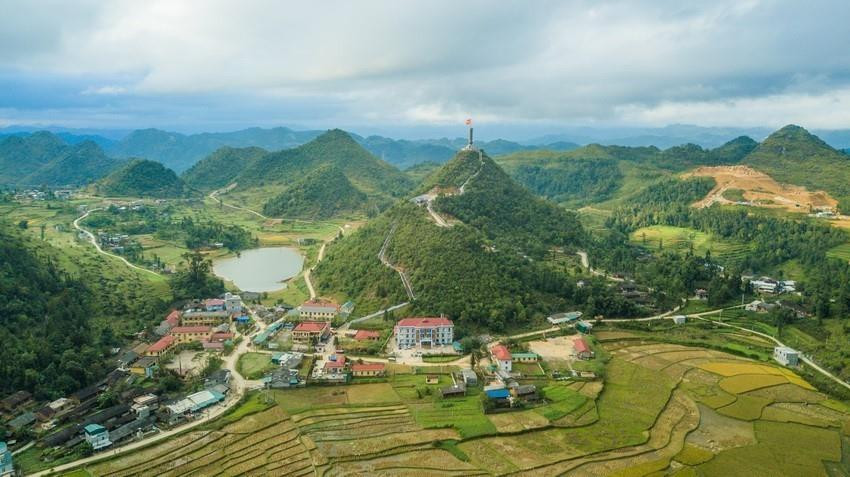 Cột cờ Lũng Cú là cột cờ quốc gia nằm ở đỉnh Lũng Cú, còn gọi là đỉnh núi Rồng (Long Sơn), có độ cao 1.470m so với mực nước biển, thuộc xã Lũng Cú, huyện Đồng Văn, tỉnh Hà Giang - là điểm cực Bắc của Việt Nam. Từ trên đỉnh cột cờ nhìn xuống đất có 2 hồ nước 2 bên núi quanh năm không bao giờ cạn nước dược gọi là mắt rồng, là nguồn nước cho người dân nơi đây sử dụng. Cột cở Lũng Cú có lịch sử rất lâu đừoi, trải qua nhiều lần phục dựng, tôn tạo. Cột cờ mới hình bát giác có độ cao trên 30m được khánh thành ngày 25/09/2010. (Ảnh: Trọng Đạt/TTXVN)