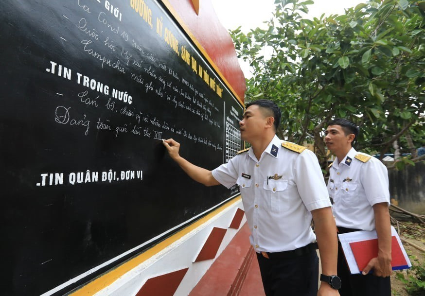 Những ngày này, tại xã đảo Sinh Tồn, thông tin về sự kiện chính trị quan trọng sắp tới của Đảng được lan tỏa rộng rãi thông qua các bản tin. (Ảnh: Thành Đạt/TTXVN)