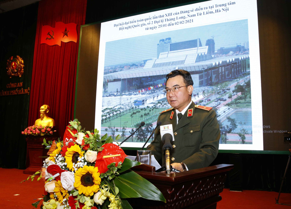 Thiếu tướng Nguyễn Anh Tuấn, Phó Giám đốc Công an Thành phố Hà Nội trình bày tóm tắt phương án tổng thể bảo đảm an ninh, trật tự Đại hội. (Ảnh: Doãn Tấn/TTXVN)