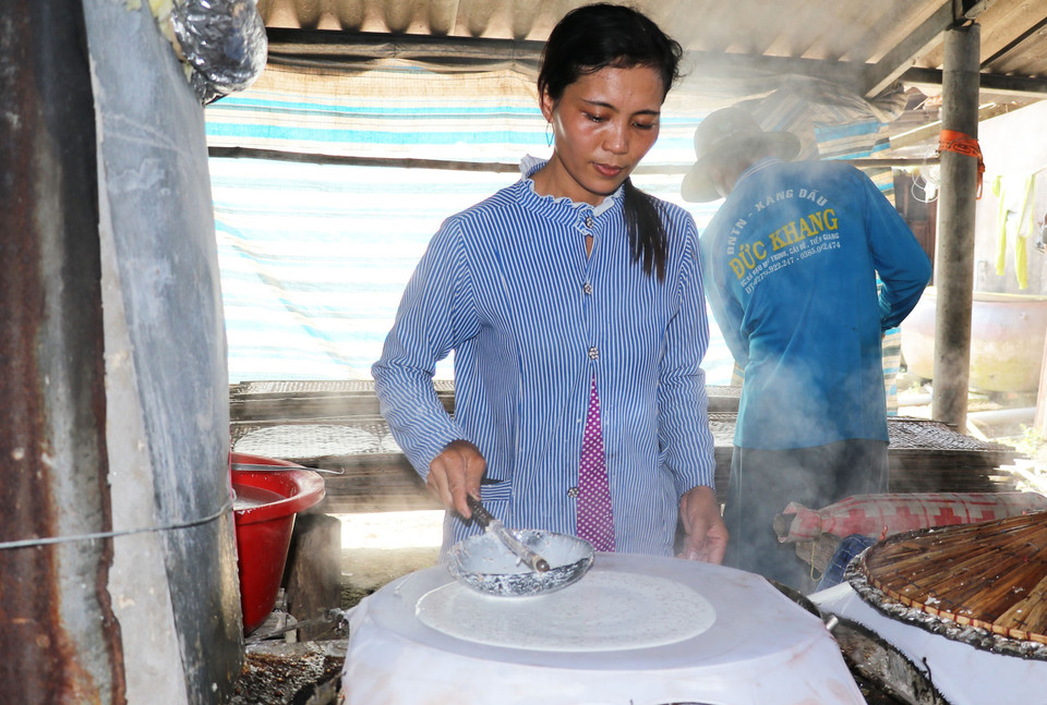 Công đoạn tráng bánh tráng ngọt. (Ảnh: Hữu Chí/TTXVN)