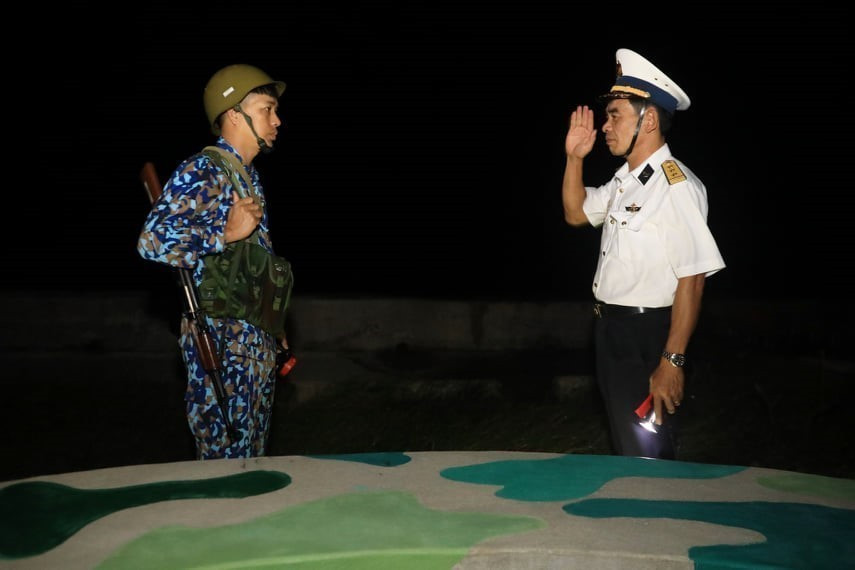 Thượng tá Nguyễn Văn Quang, Chỉ huy trưởng đảo Sinh Tồn động viên chiến sĩ làm nhiệm vụ. (Ảnh: Thành Đạt/TTXVN)