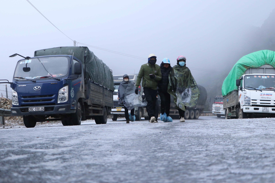 Băng phủ kín mặt đường đoạn đèo Ô Quy Hồ thuộc địa phận tỉnh Lai Châu đi Sa Pa khiến các phương tiện không thể lưu thông. (Ảnh: Nguyễn Oanh/TTXVN)