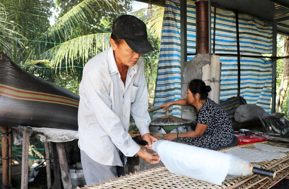 Một hộ tráng bánh tráng nem (dùng để ăn với thịt, cá, rau sống). (Ảnh: Hữu Chí/TTXVN)