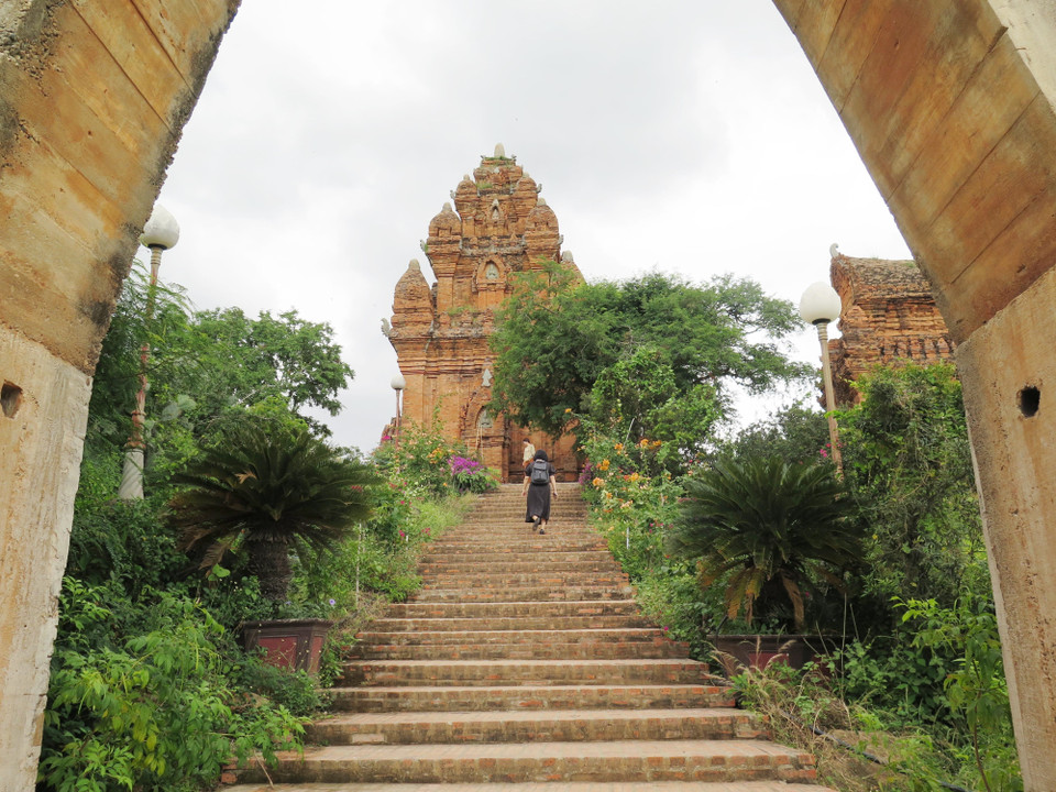 Tháp Po Klong Garai nằm trên đỉnh ngọn đồi Trầu. (Ảnh: Minh Hưng/TTXVN)