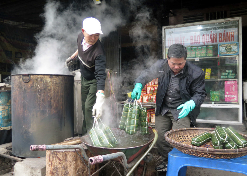 Bánh chưng Bờ Đậu được du khách thập phương ưa chuộng mua về ăn và thắp hương ngày lễ, Tết. (Ảnh: Trần Trang/TTXVN)