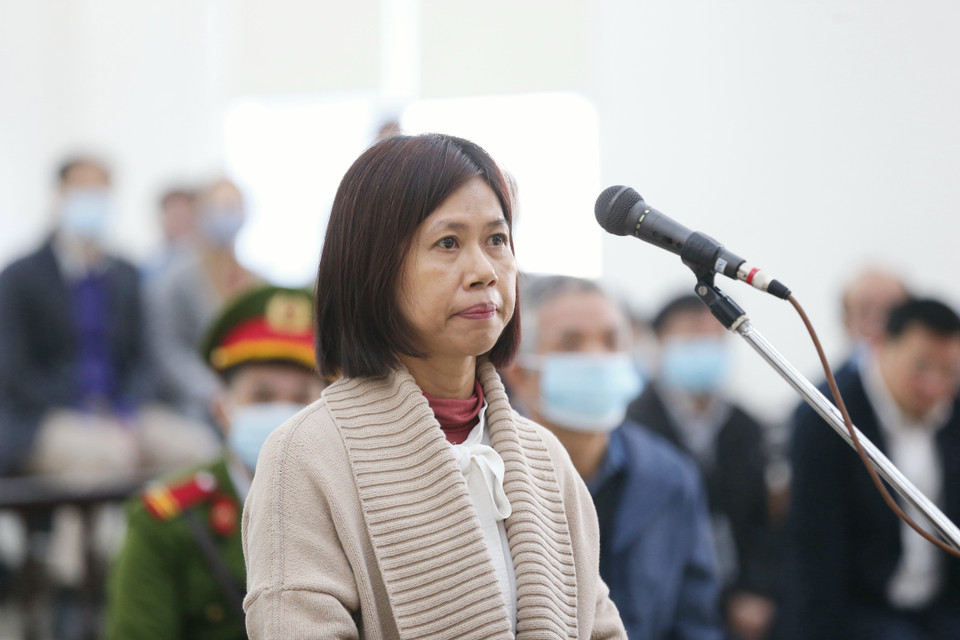 Bị cáo Nguyễn Lan Châu (45 tuổi, cựu chuyên viên Phòng Quản lý đất, Sở Tài nguyên và Môi trường Thành phố Hồ Chí Minh) khai báo trước tòa. (Ảnh: Doãn Tấn/TTXVN)