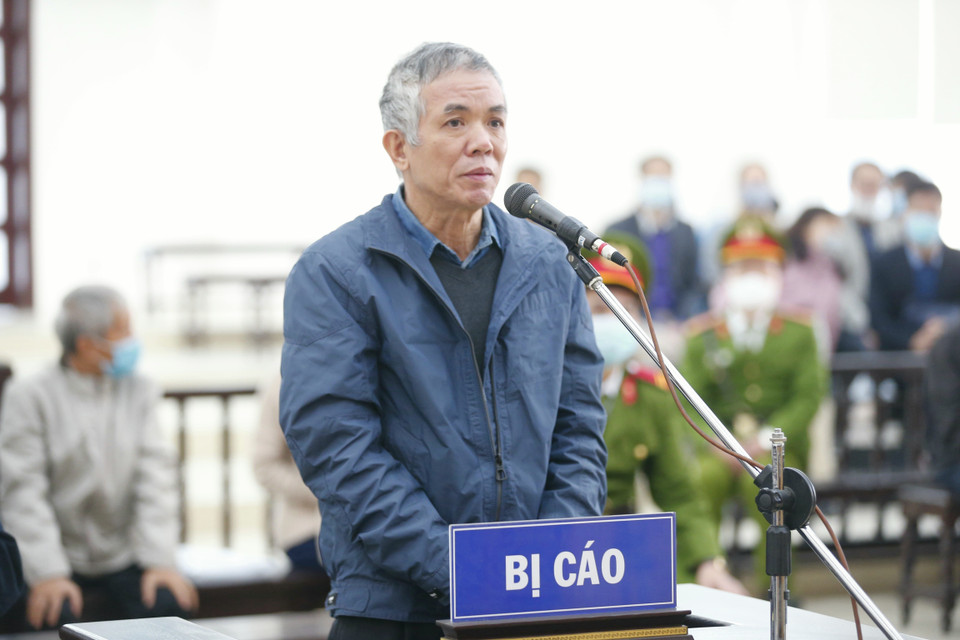 Bị cáo Phan Chí Dũng (63 tuổi, cựu Vụ trưởng Công nghiệp nhẹ, Bộ Công Thương) khai báo trước tòa. (Ảnh: Doãn Tấn/TTXVN)