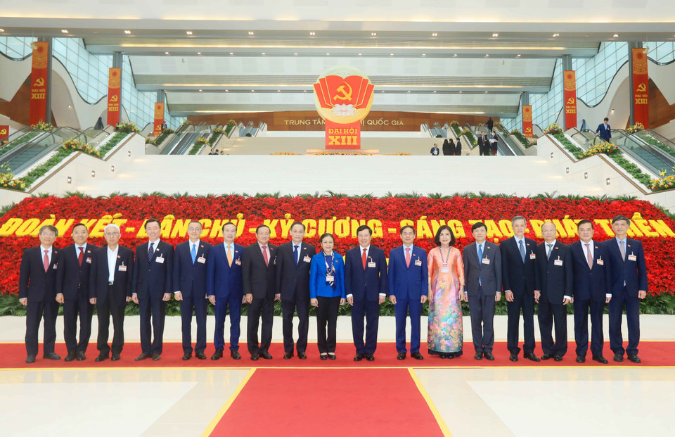 Đồng chí Phạm Bình Minh, Ủy viên Bộ Chính trị, Phó Thủ tướng Chính phủ, Bộ trưởng Bộ Ngoại giao và Đoàn đại biểu Đảng bộ Bộ Ngoại giao. (Nguồn: TTXVN)