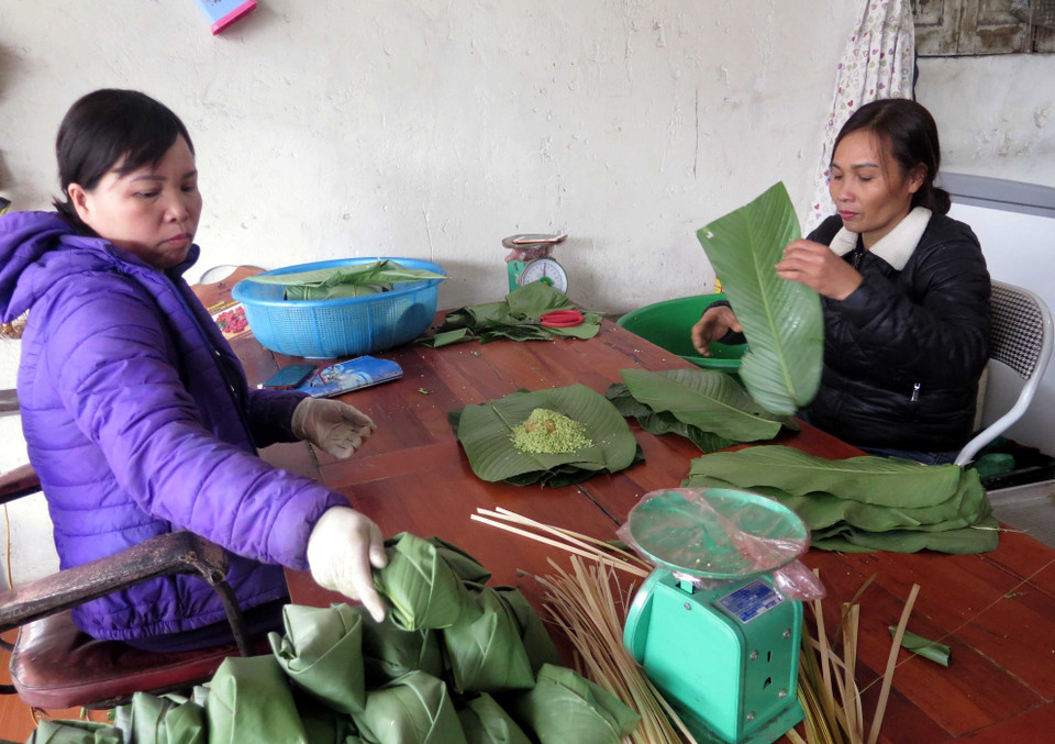 Bánh chưng Bờ Đậu truyền thống đã sản xuất thêm bánh chưng lá giềng, bánh chưng gấc, bánh chưng nếp cẩm, bánh chưng gù,... tạo nên sự phong phú, mới mẻ đáp ứng đa dạng nhu cầu người tiêu dùng. (Ảnh: Trần Trang/TTXVN)