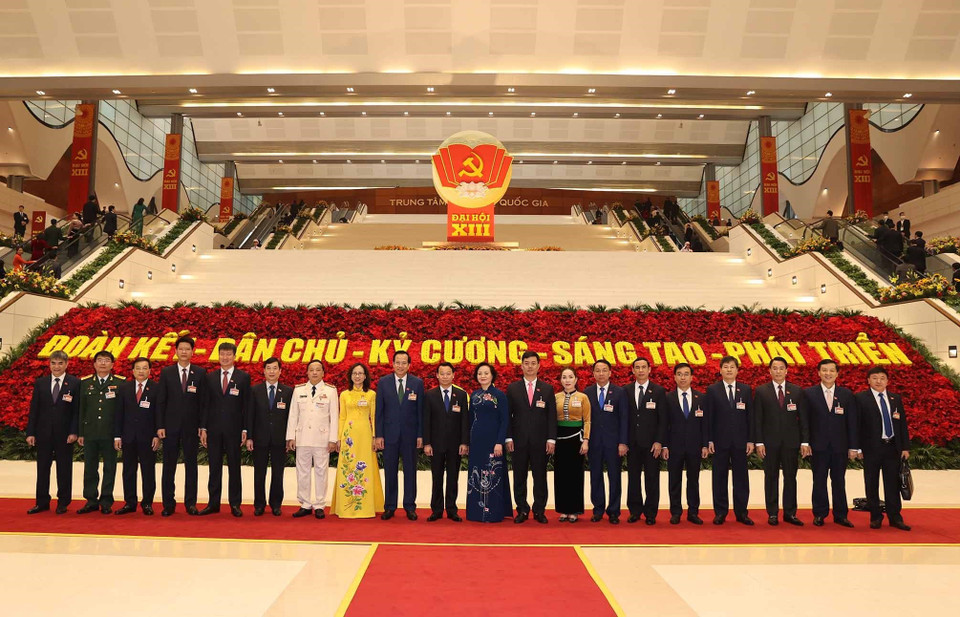 Đoàn đại biểu Đảng bộ tỉnh Yên Bái chụp ảnh chung, sáng 27/1/2021. (Nguồn: TTXVN)