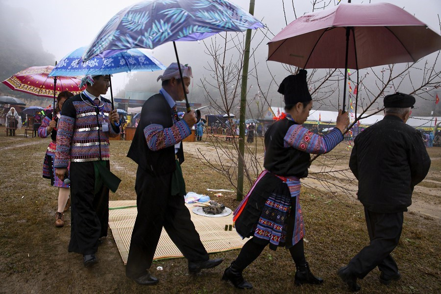 Thầy cúng thực hiện nghi lễ xung quanh cây nêu cầu trời đất, thần linh phù hộ cho bản làng yên vui, mọi nhà no đủ, người người khỏe mạnh, ăn nên làm ra... (Ảnh: Trọng Đạt/TTXVN