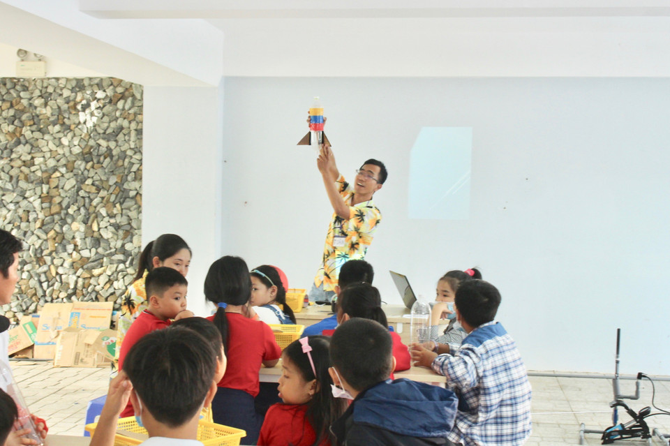 Nhân viên của Đài thiên văn Nha Trang phổ biến kiến thức về khoa học vũ trụ và cách làm tên lửa trong hoạt động phóng tên lửa nước của hoạt động trải nghiệm Chào Xuân 2021. (Ảnh: Phan Sáu/TTXVN)