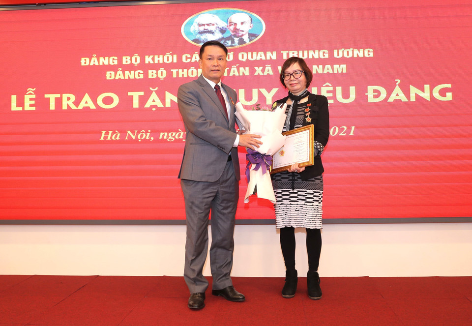 Ủy viên Trung ương Đảng, Tổng giám đốc TTXVN Nguyễn Đức Lợi trao Kỷ niệm chương Vì sự nghiệp Nội chính Đảng cho bà Nguyễn Thu Hà, nguyên Phó Chủ nhiệm chuyên trách Ủy ban Kiểm tra Đảng ủy TTXVN khóa XXV. (Ảnh: Hoàng Hiếu/TTXVN)