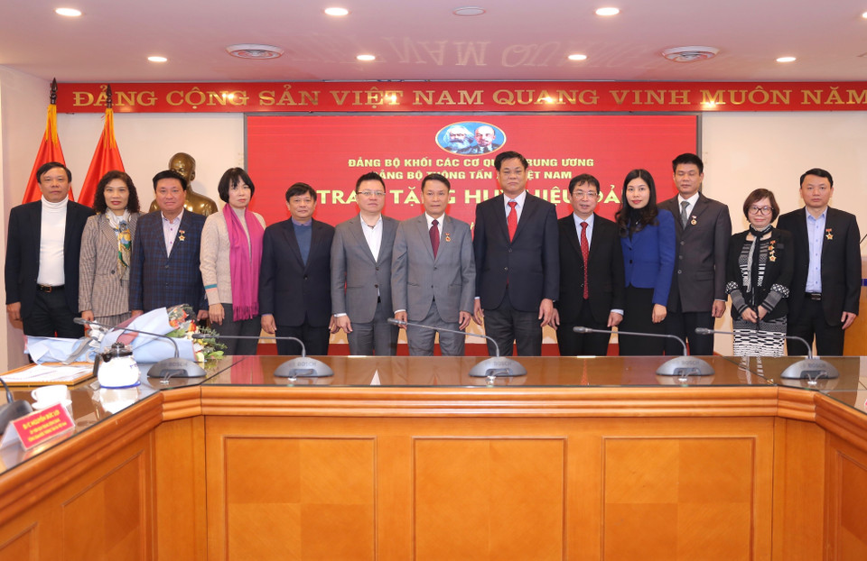 Bí thư Đảng ủy Khối các cơ quan Trung ương Huỳnh Tấn Việt, Tổng Giám đốc TTXVN Nguyễn Đức Lợi cùng các đại biểu. (Ảnh: Hoàng Hiếu/TTXVN)