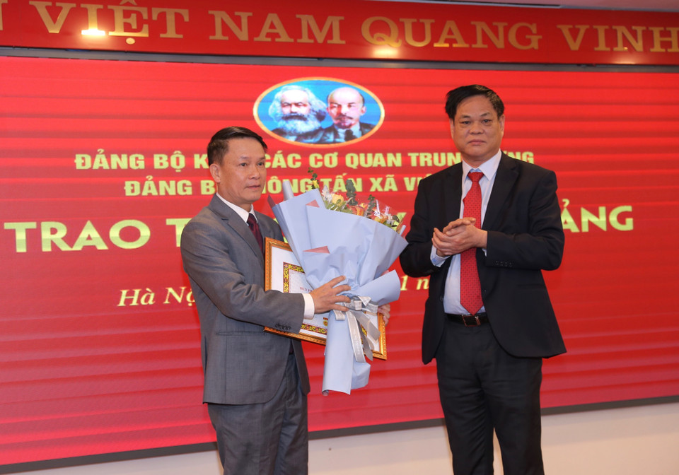 Ông Huỳnh Tấn Việt, Ủy viên Trung ương Đảng, Bí thư Đảng ủy Khối các cơ quan Trung ương trao Huy hiệu 30 năm tuổi Đảng cho ông Nguyễn Đức Lợi, Ủy viên Trung ương Đảng, Tổng Giám đốc TTXVN. (Ảnh: Hoàng Hiếu/TTXVN)