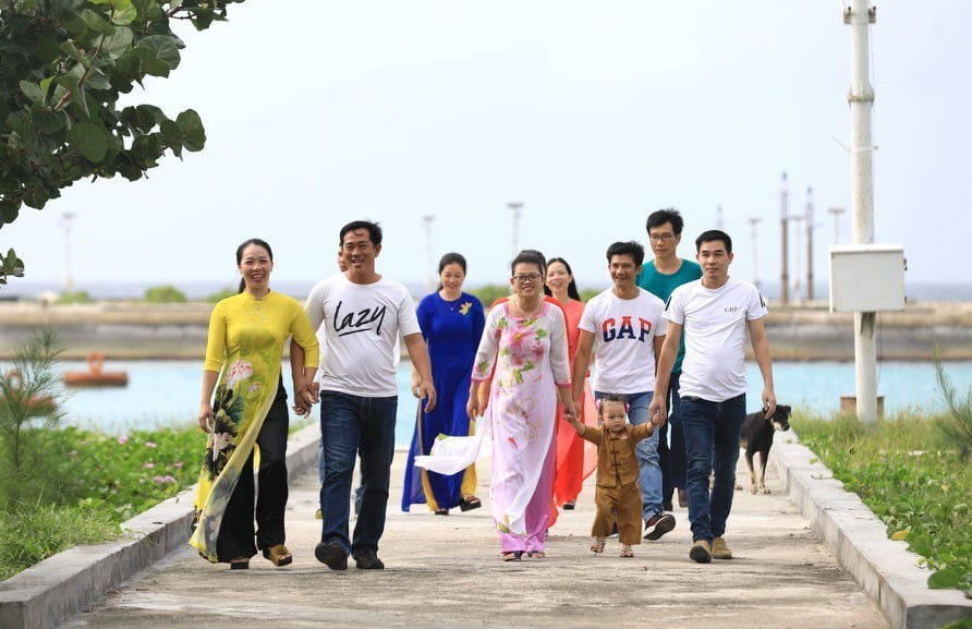 Không khí rộn ràng đón Xuân của các hộ dân trên đảo Sinh Tồn. (Ảnh: Thành Đạt/TTXVN)