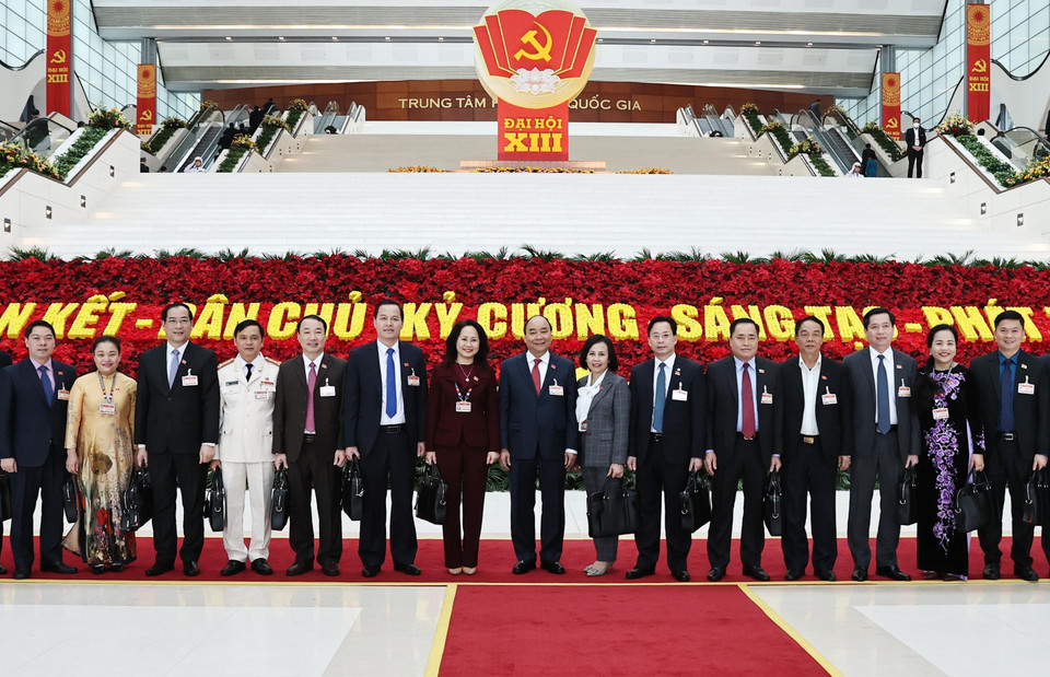 Ủy viên Bộ Chính trị, Thủ tướng Chính phủ Nguyễn Xuân Phúc chụp ảnh chung với Đoàn đại biểu Đảng bộ tỉnh Lạng Sơn, chiều 27/1. (Nguồn: TTXVN)