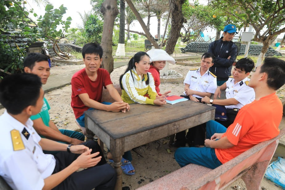 Lãnh đạo chỉ huy Lữ đoàn 146 (Vùng 4 Hải quân) gặp gỡ, động viên người dân trên đảo Sinh Tồn. (Ảnh: Thành Đạt/TTXVN)