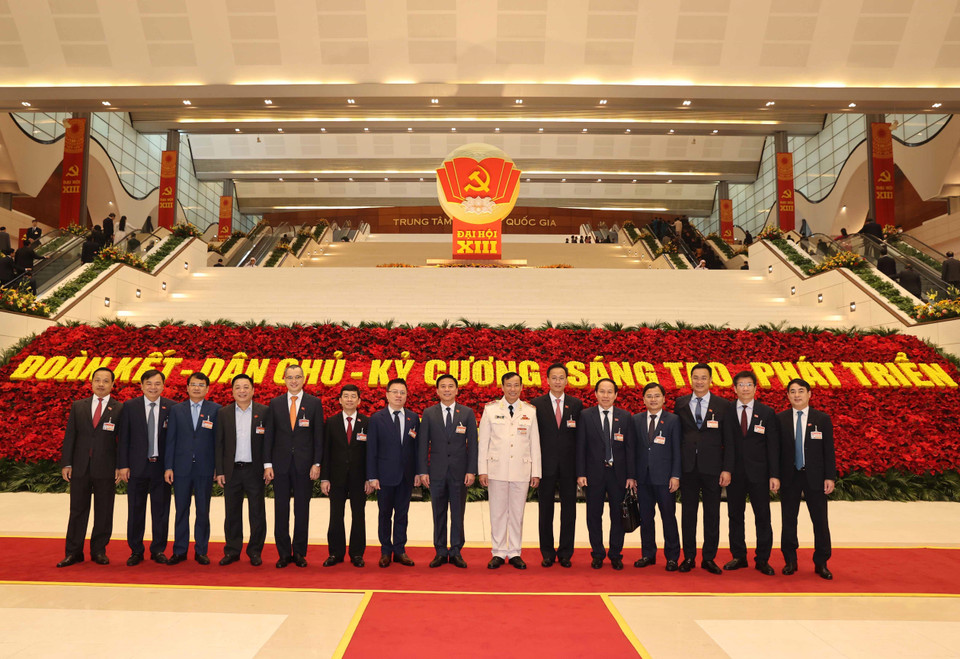 Các đại biểu chụp ảnh chung, sáng 27/1/2021. (Nguồn: TTXVN)