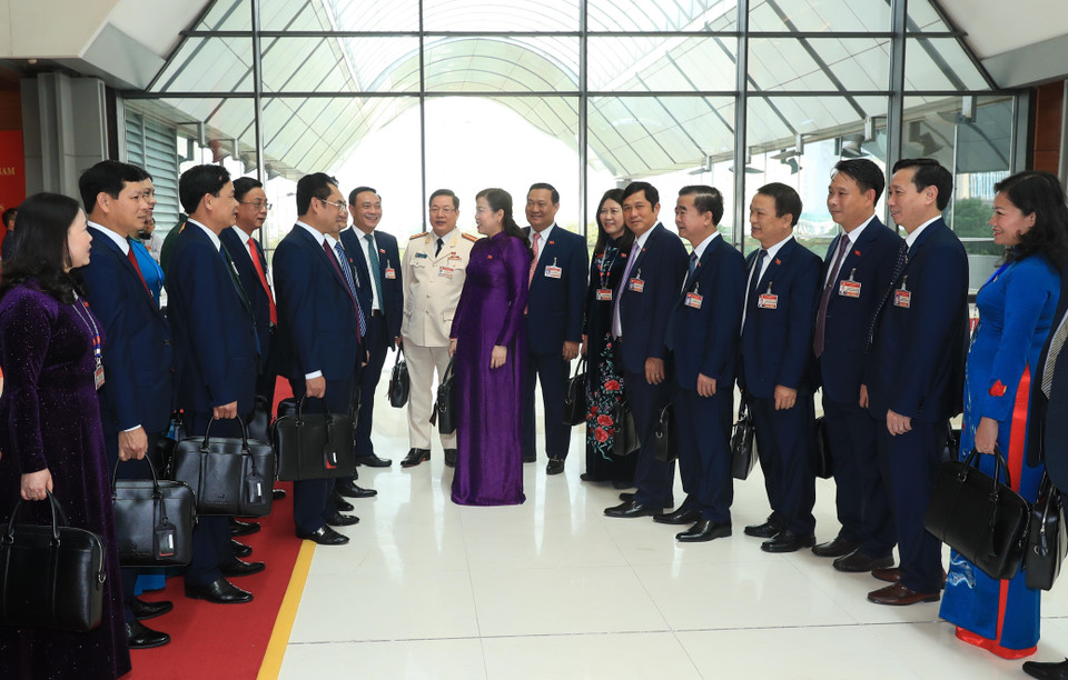 Đoàn đại biểu Đảng bộ tỉnh Thái Nguyên trao đổi trước khi bước vào phiên họp chiều 27/1/2021. (Nguồn: TTXVN)