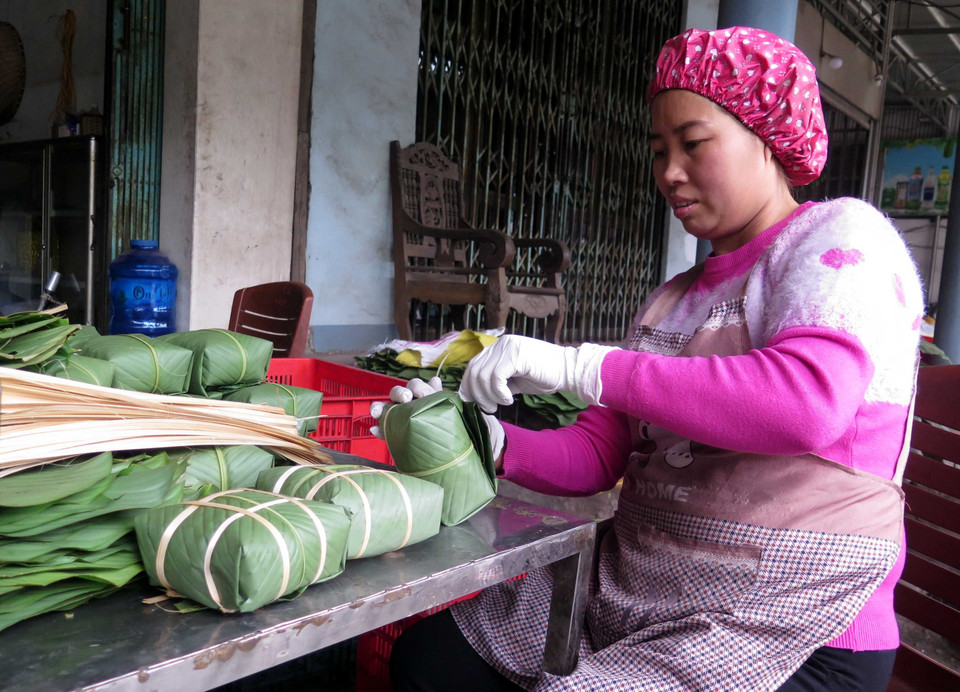 Hiện tại trung bình mỗi hộ sản xuất hơn 200 cái/ngày với giá dao động từ 30.000 đồng đến 50.000 đồng/cái. (Ảnh: Trần Trang/TTXVN)