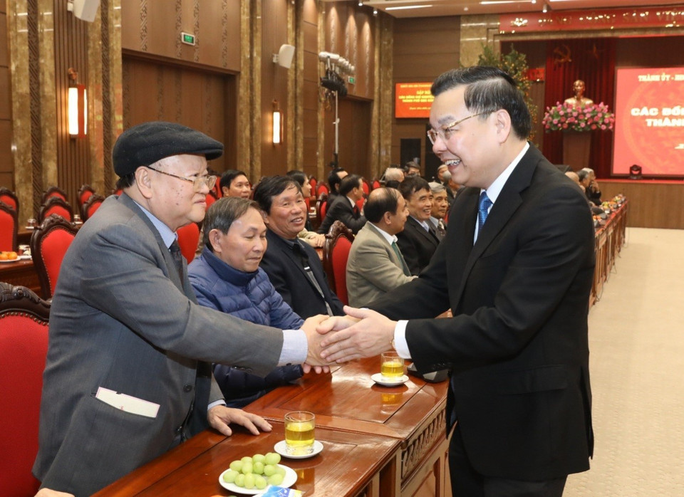 Ông Chu Ngọc Anh, Ủy viên Trung ương Đảng, Phó Bí thư Thành ủy, Chủ tịch Ủy ban Nhân dân thành phố với các vị nguyên lãnh đạo thành phố qua các thời kỳ. (Ảnh: Văn Điệp/TTXVN)