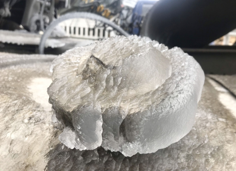 Bình xăng xe tải bị đóng băng. (Ảnh: Nguyễn Oanh/TTXVN)