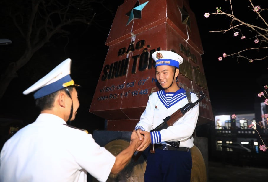 Thượng tá Nguyễn Văn Quang Chỉ huy trưởng đảo Sinh Tồn động viên chiến sĩ làm nhiệm vụ. (Ảnh: Thành Đạt/TTXVN)