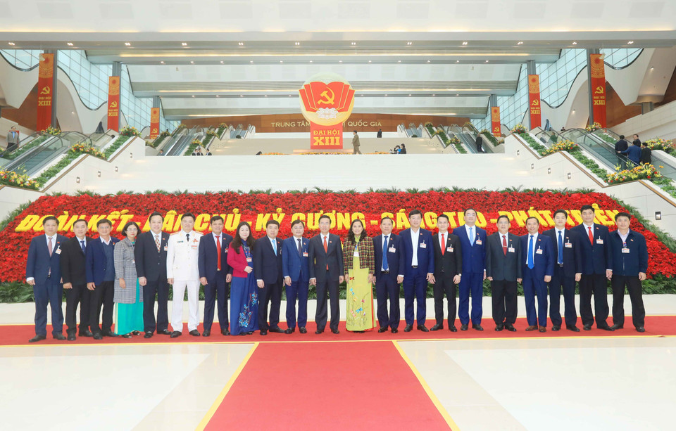 Đồng chí Võ Văn Thưởng, Ủy viên Bộ Chính trị, Bí thư Trung ương Đảng, Trưởng ban Tuyên giáo Trung ương chụp ảnh chung với các đại biểu. (Nguồn: TTXVN)