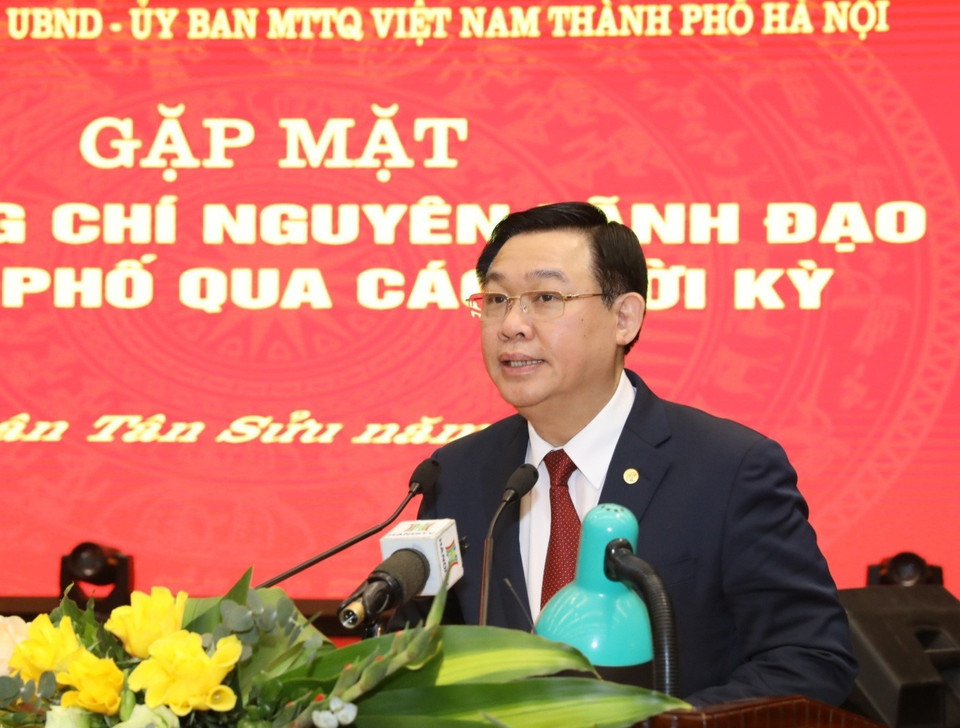 Bí thư Thành ủy Hà Nội Vương Đình Huệ phát biểu, chúc Tết các vị nguyên lãnh đạo thành phố qua các thời kỳ. (Ảnh: Văn Điệp/TTXVN)