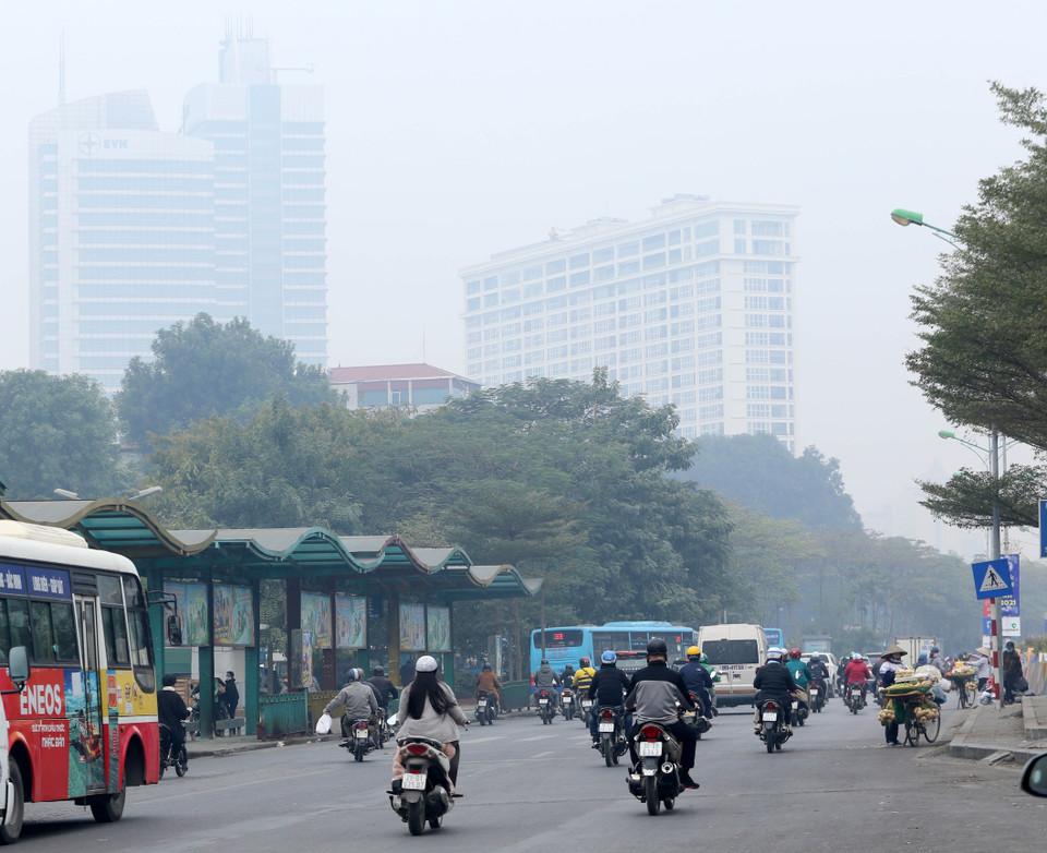 Không khí Hà Nội trong lớp bụi mịn, tầm nhìn giảm (ảnh chụp lúc 10 giờ trên đường Yên Phụ). (Ảnh: Hoàng Hiếu/TTXVN)