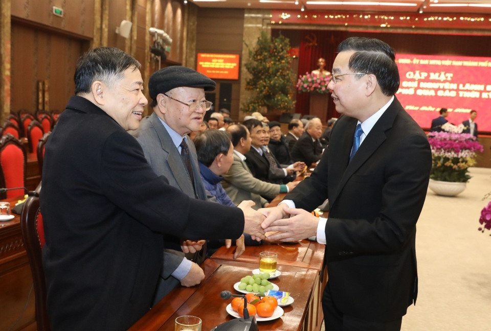 Ông Chu Ngọc Anh, Ủy viên Trung ương Đảng, Phó Bí thư Thành ủy, Chủ tịch Ủy ban Nhân dân thành phố với các vị nguyên lãnh đạo thành phố qua các thời kỳ. (Ảnh: Văn Điệp/TTXVN)