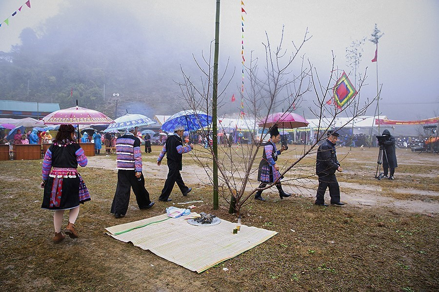 Thầy cúng thực hiện nghi lễ xung quanh cây nêu cầu trời đất, thần linh phù hộ cho bản làng yên vui, mọi nhà no đủ, người người khỏe mạnh, ăn nên làm ra... (Ảnh: Trọng Đạt/TTXVN)